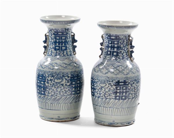 Coppia di vasi in porcellana a decoro bianco e blu, Cina XIX secolo