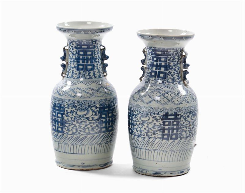 Coppia di vasi in porcellana a decoro bianco e blu, Cina XIX secolo  - Asta Antiquariato e Dipinti Antichi - II - Cambi Casa d'Aste
