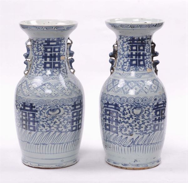 Coppia di vasi in porcellana a decoro bianco e blu, Cina XIX secolo