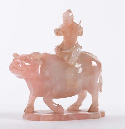 Scultura in Quarzo Rosa Raffigurante Personaggio su Bufalo