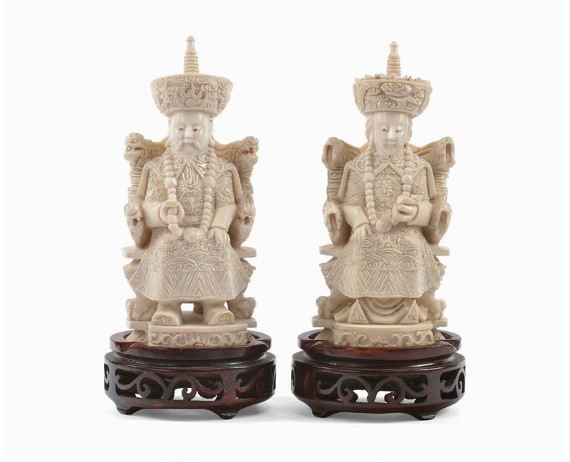 Coppia Dignitari in trono in avorio,  Cina XX secolo  - Auction Antique and Old Masters - II - Cambi Casa d'Aste