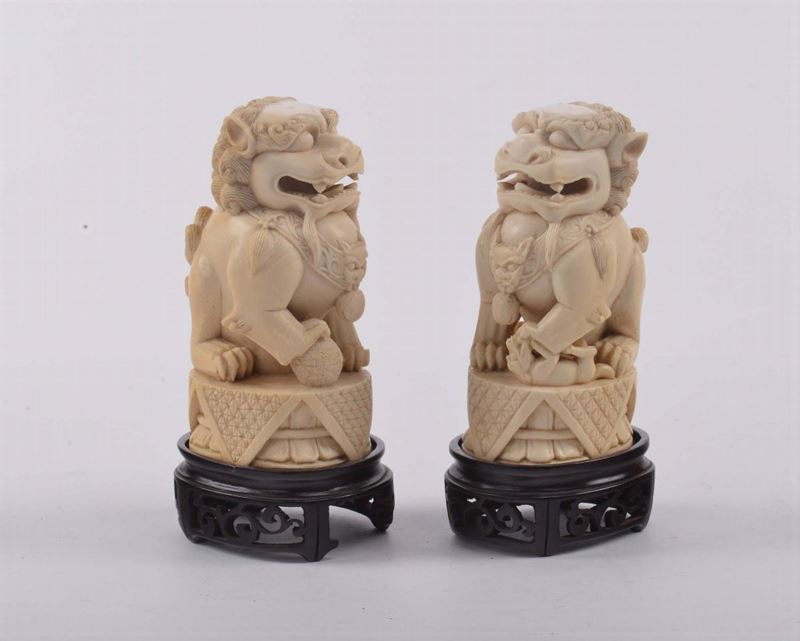 Coppia cani di Pho in avorio, Cina inizio XX secolo  - Auction Antique and Old Masters - II - Cambi Casa d'Aste