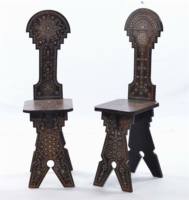 Coppia di seggioline in legno scuro  - Auction Antiques and Old Masters - Cambi Casa d'Aste