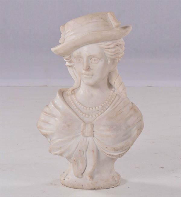 Busto di giovane con cappello in marmo bianco