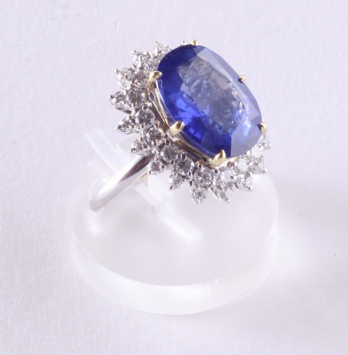 Anello con Zaffiro di Ct 9 Circa, Nessuna Indicazione di Trattamento Termico