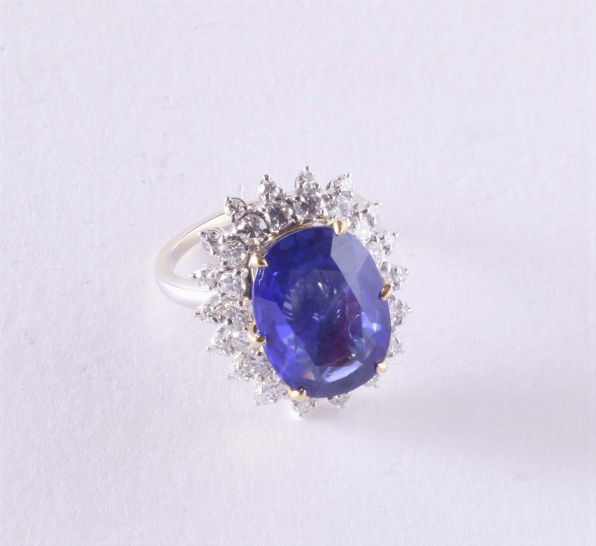 Anello con Zaffiro di Ct 9 Circa, Nessuna Indicazione di Trattamento Termico