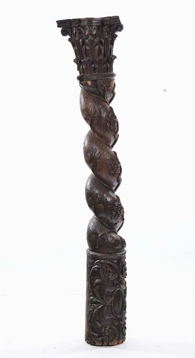 Colonna in Legno con Capitelli Intagliati