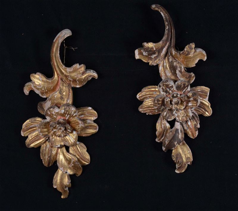 Due elementi in legno intagliato con foglie  - Asta Antiquariato e Dipinti Antichi - Cambi Casa d'Aste