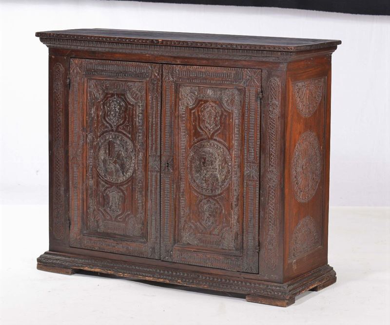 Credenza a due ante intagliata con profili  - Auction Antiques and Old Masters - Cambi Casa d'Aste