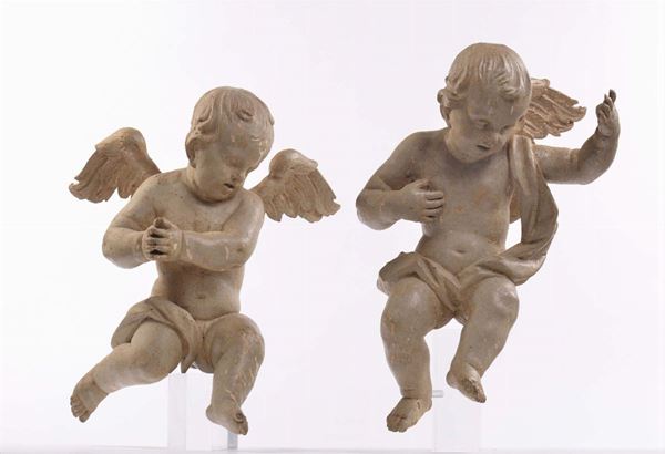 Coppia di angeli in legno laccato, XIX secolo