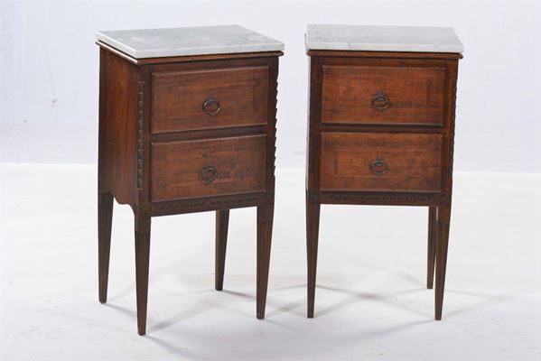 Coppia di comodini in stile a due cassetti