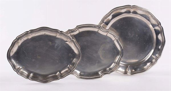 Tre piatti in stile barocchetto in argento