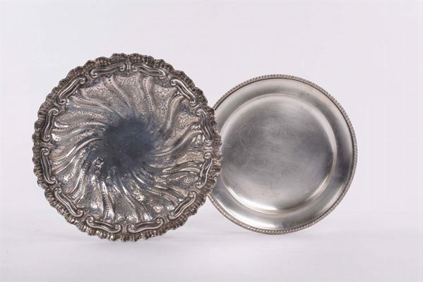 Alzatina sbalzata e altro piatto in argento