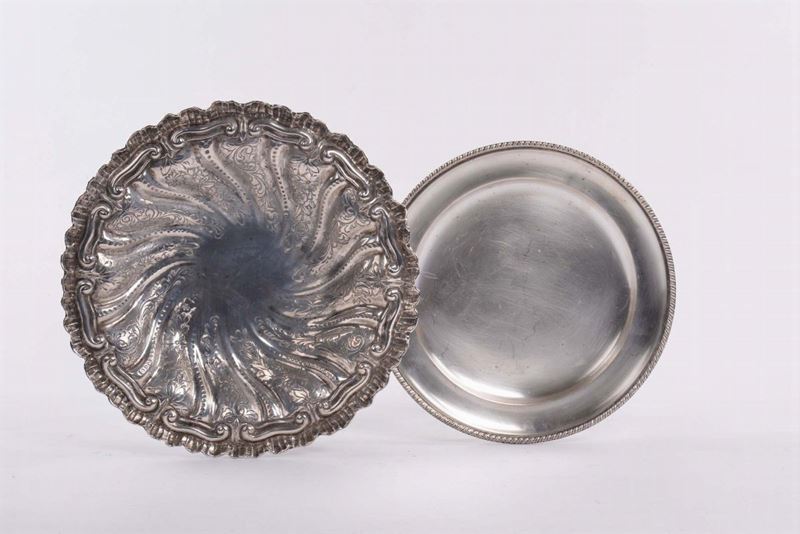 Alzatina sbalzata e altro piatto in argento  - Asta Antiquariato e Dipinti Antichi - Cambi Casa d'Aste