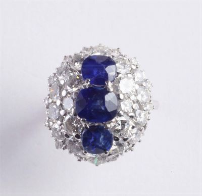 Anello con Tre Zaffiri e Diamanti