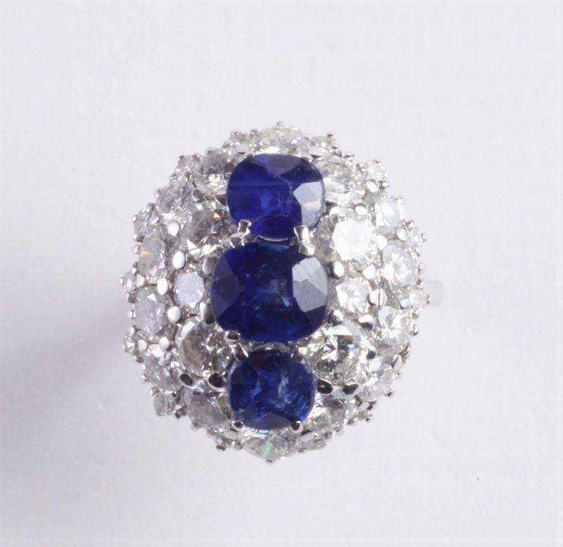 Anello con tre zaffiri e diamanti  - Auction Silvers, Ancient and Contemporary Jewels - Cambi Casa d'Aste