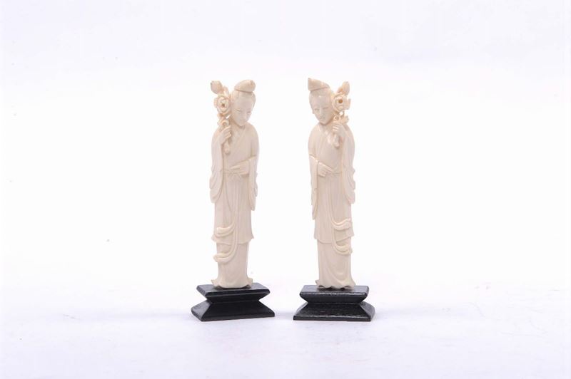 Coppia di statuine in avorio, Cina  - Asta Antiquariato e Dipinti Antichi - II - Cambi Casa d'Aste