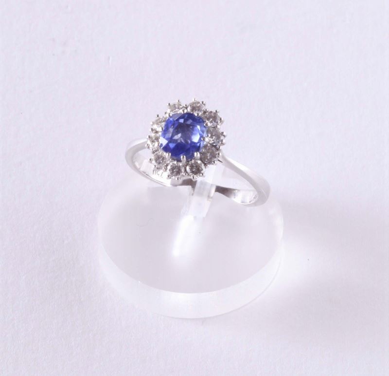Anello con zaffiro e piccoli diamanti  - Auction Silvers, Ancient and Contemporary Jewels - Cambi Casa d'Aste