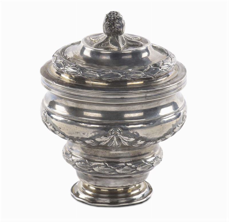 Zuccheriera in argento sbalzato, punzone Torretta, XVIII secolo  - Asta Antiquariato e Dipinti Antichi - Cambi Casa d'Aste