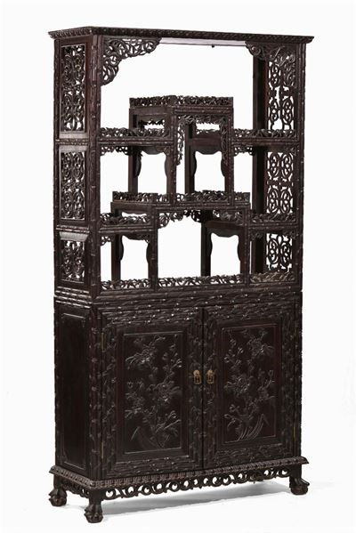 Credenza in Legno di Homu Riccamente Intagliata, Cina, Dinastia Qing, Fine XIX Secolo