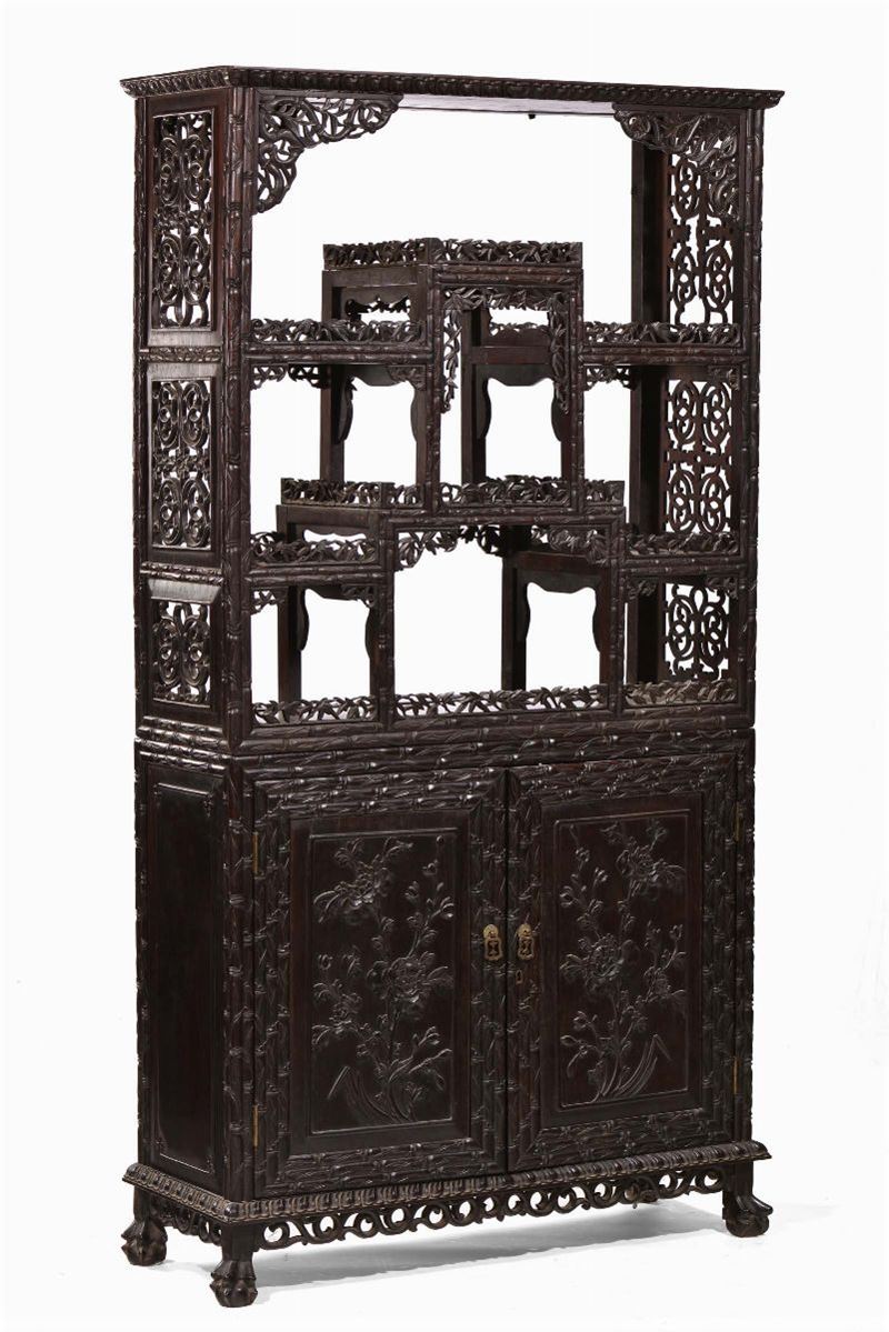 Richly carved homu wood sideboard, China, Qing Dynasty, end 19th century, inferior part with two doors decorated with floral elements in relief, dresser richly decorated with shelves  - Auction Fine Chinese Works of Art - Cambi Casa d'Aste