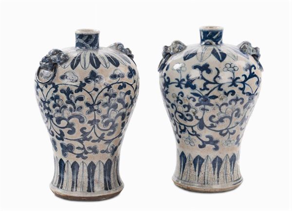 Coppia di vasi Meiping in porcellana bianca e blu, Cina, Dinastia Qing, fine XIX secolo
