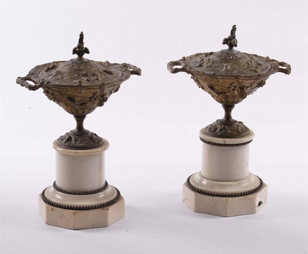 Coppia di coppette in bronzo e marmo con coperchio