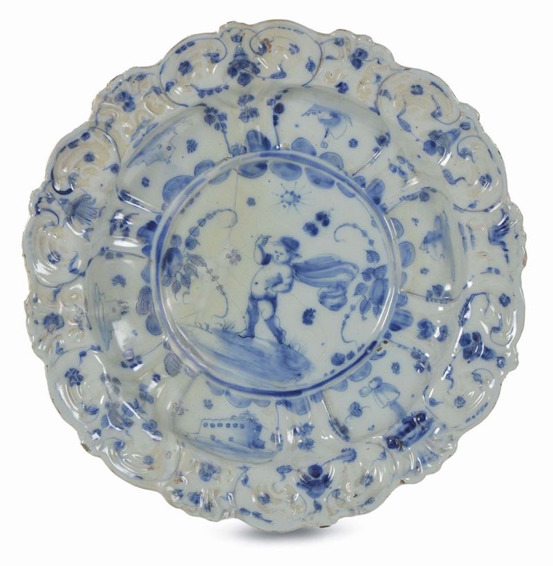 Piatto in maiolica modellato a stampo e a bordi festonati, Savona primo quarto del XVIII secolo  - Asta Antiquariato e Dipinti Antichi - Cambi Casa d'Aste