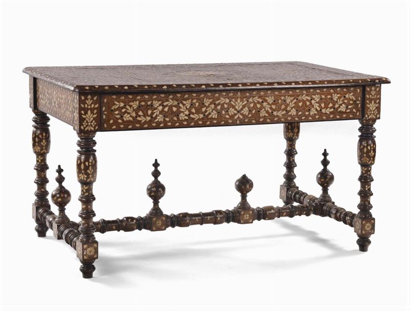 Tavolo da centro interamente lastronato ed intarsiato in osso, Spagna XVIII secolo  - Auction Antiques and Old Masters - Cambi Casa d'Aste