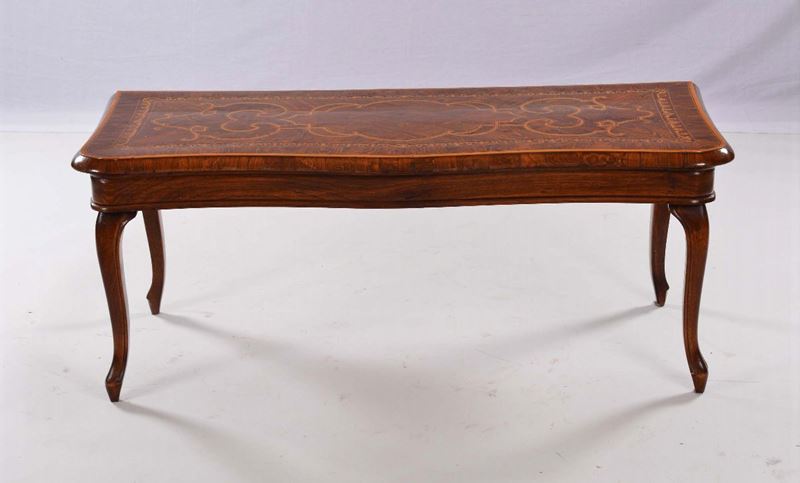 Tavolino basso interamente lastronato ed intarsiato, Piemonte  - Auction Antiques and Old Masters - Cambi Casa d'Aste