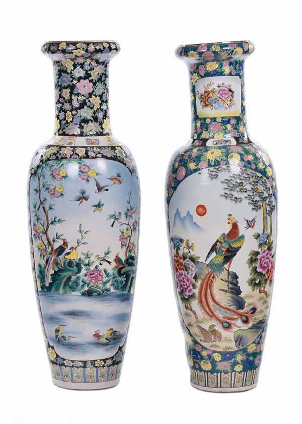 Due vasi in porcellana policroma, Giappone XIX-XX secolo