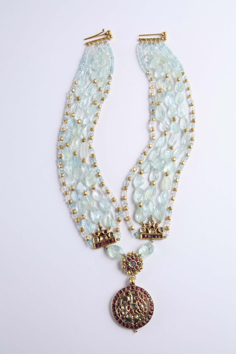 Girocollo con topazi azzurri e oro. Rajasthan XX secolo  - Auction Silvers, Ancient and Contemporary Jewels - Cambi Casa d'Aste