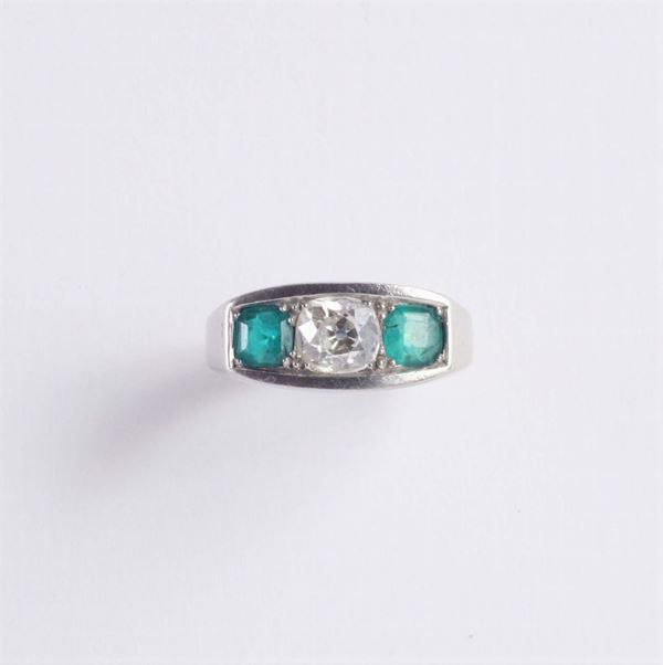 Anello con smeraldo centrale e due diamanti ai lati