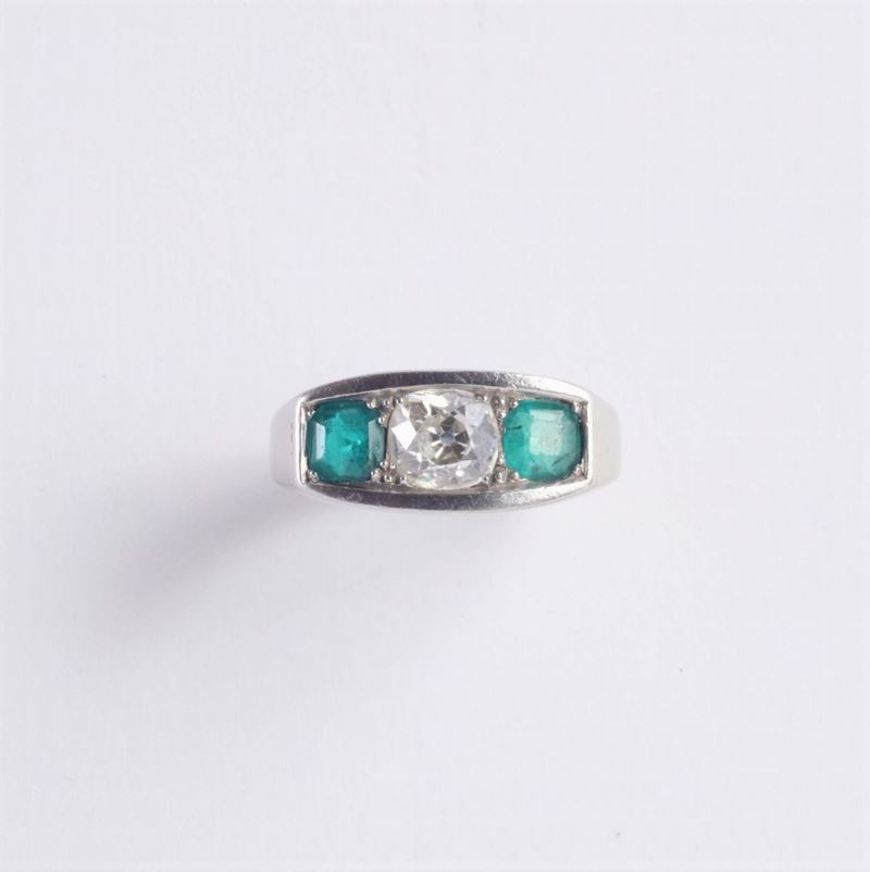 Anello con smeraldo centrale e due diamanti ai lati  - Auction Silvers, Ancient and Contemporary Jewels - Cambi Casa d'Aste
