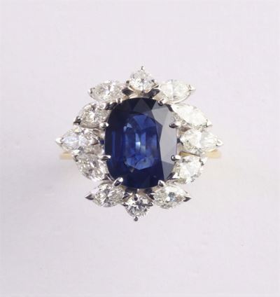 Anello con Zaffiro Centrale e Diamanti Taglio Fantasia a Contorno