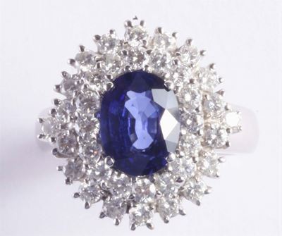 Anello con Zaffiro e Doppio Contorno in Diamanti