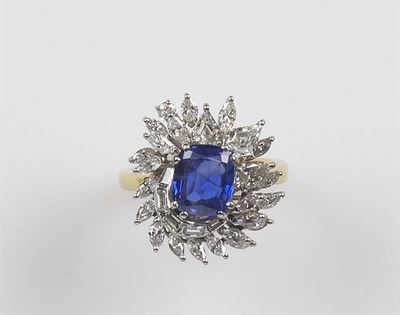 Anello con Zaffiro Taglio Cuscino Rettangolare e Contorno di Diamanti Taglio Baguette e Fantasia