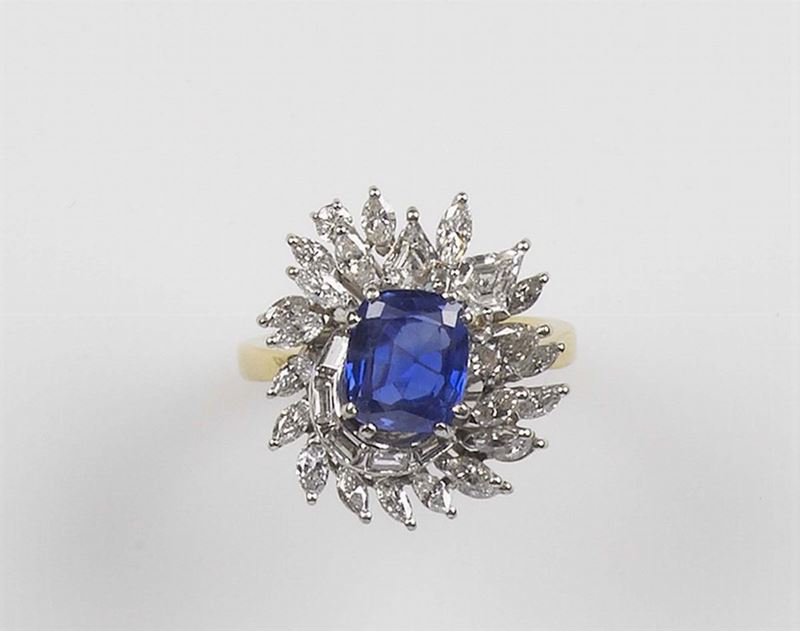 A Sri Lankan sapphire and diamond ring. The sapphire, weighing 3,10 carats is set with a baguette-cut diamonds and mounted in white and yellow gold 750/1000  - Auction Fine Jewels - Cambi Casa d'Aste