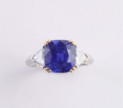 Anello con Zaffiro Myanmar Taglio Cuscino Quadrato di Ct 7,00 Circa e Due Diamanti Triangolari