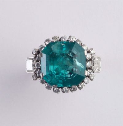 Anello con Smeraldo Colombiano di Ct 14,5 Circa Taglio Ottagonale