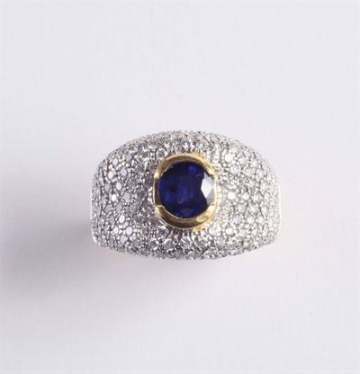 Anello a Fascia con Pavè di Diamanti e Zaffiro Centrale