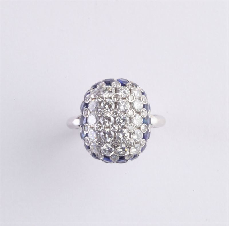 Anello a cuscino con diamanti e zaffiri a contorno  - Asta Argenti e Gioielli Antichi e Contemporanei - Cambi Casa d'Aste