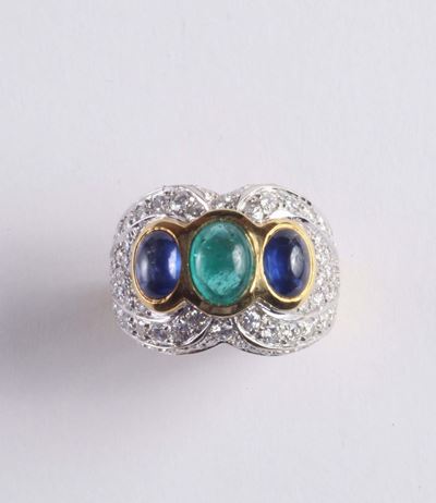 Anello con Due Zaffiri e uno Smeraldo