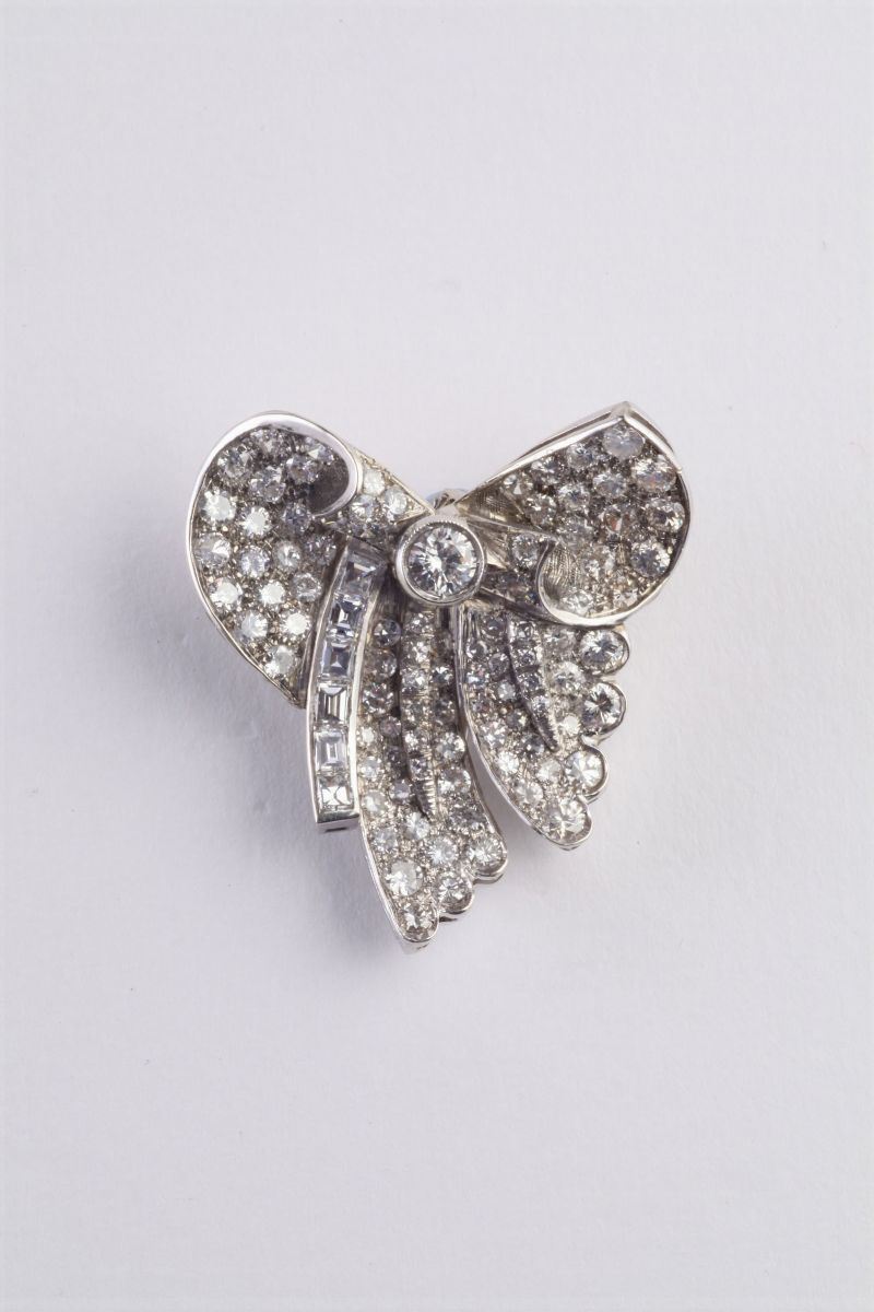A 20th century diamond bow clip brooch  - Auction Fine Jewels - I - Cambi Casa d'Aste