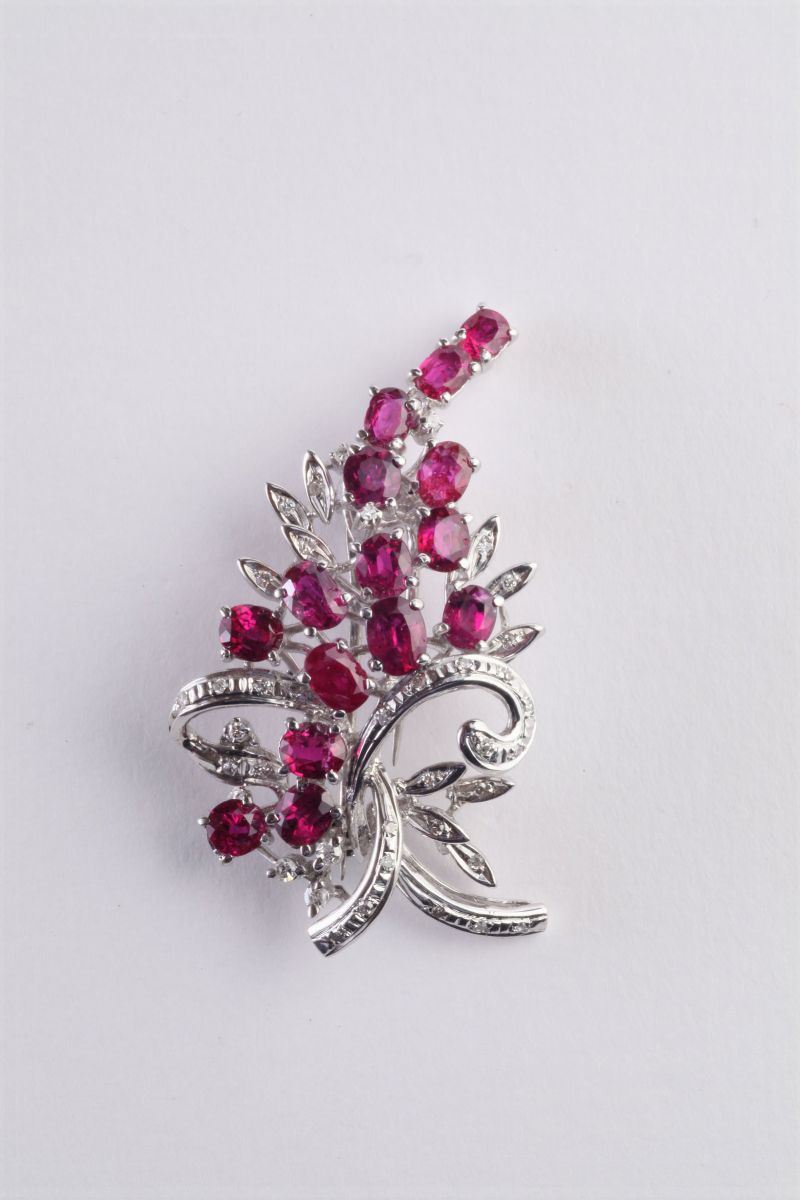 Spilla clips con rubini e diamanti  - Auction Silvers, Ancient and Contemporary Jewels - Cambi Casa d'Aste