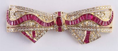 Spilla con Rubini e Diamanti a Forma di Fiocco
