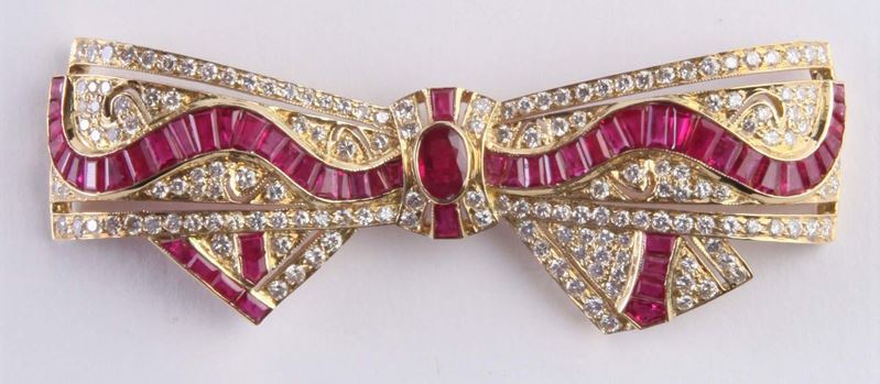 Spilla con rubini e diamanti a forma di fiocco  - Asta Argenti e Gioielli - Cambi Casa d'Aste