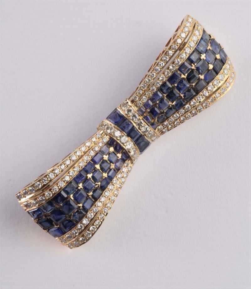 Spilla con zaffiri e diamanti a forma di fiocco  - Auction Silvers, Ancient and Contemporary Jewels - Cambi Casa d'Aste