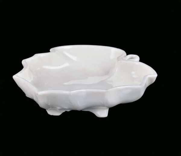 Piattino a foggia di foglia in porcellana Blanc de Chine, Cina, Dehua, Dinastia Qing, Epoca Kangxi (1662-1722)