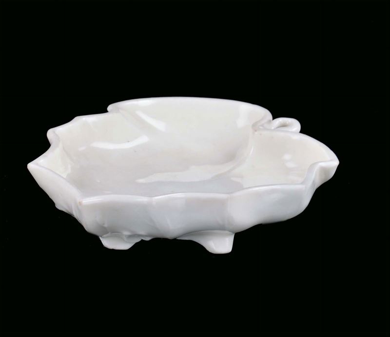 Blanc de Chine porcelain leaf shape plate, China, Dehua, Qing Dynasty, Kangxi period (1662-1722) cm 14x11,5  - Auction Fine Chinese Works of Art - Cambi Casa d'Aste
